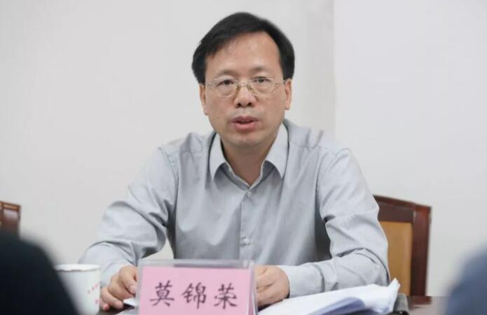 莫錦榮簡(jiǎn)歷：廣西中醫(yī)藥大學(xué)黨委書記莫錦榮，曾任欽州市委副書記、市委常委、組織部部長(zhǎng)，廣西高院政治部主任